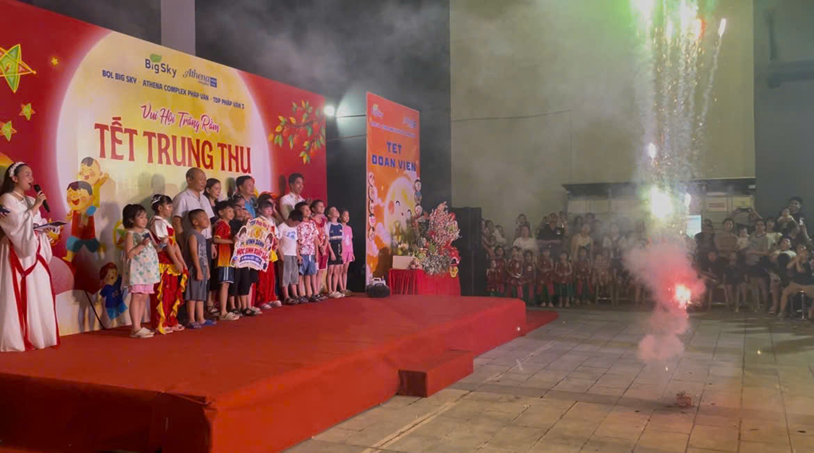 Ban Quản trị và Ban Quản lý trao thưởng cho các cháu có thành tích học tập Xuất sắc trong năm học 2025-2026
